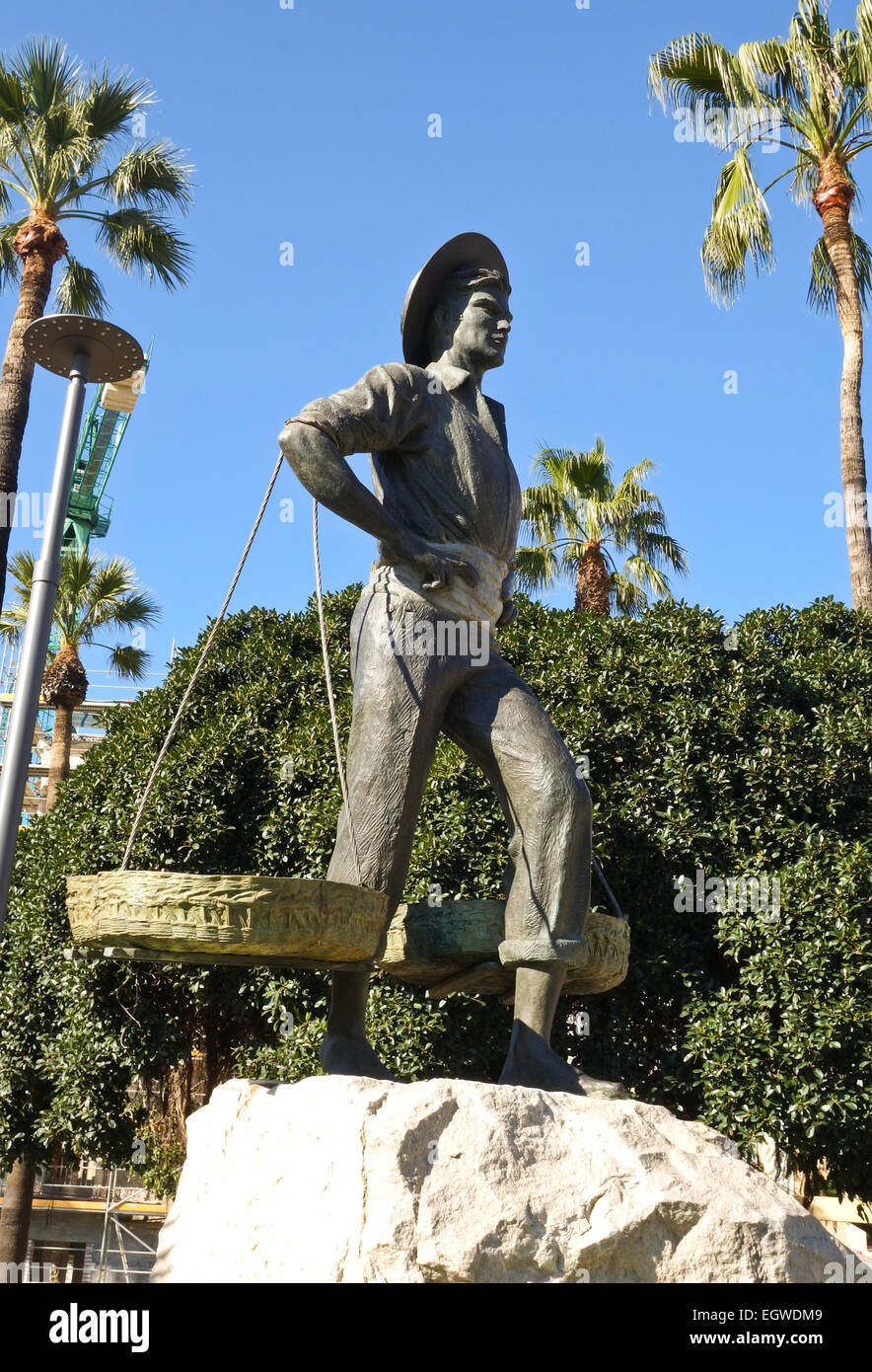 Statua in bronzo El Cenachero, la Pescheria, simboli popolari di Malaga, Andalusia, Spagna. Foto Stock