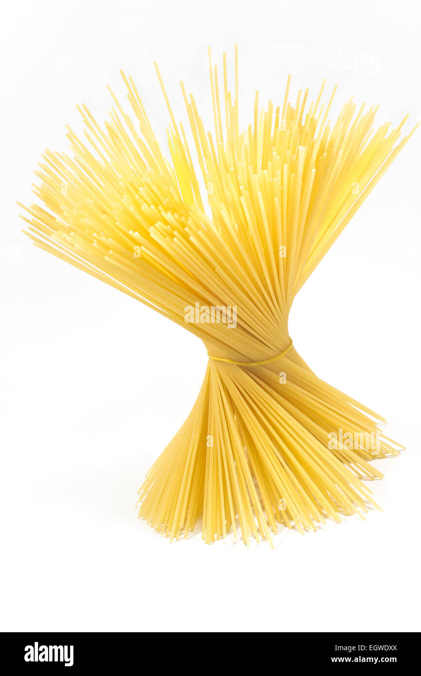 Mazzetto di spaghetti isolato su bianco Foto Stock