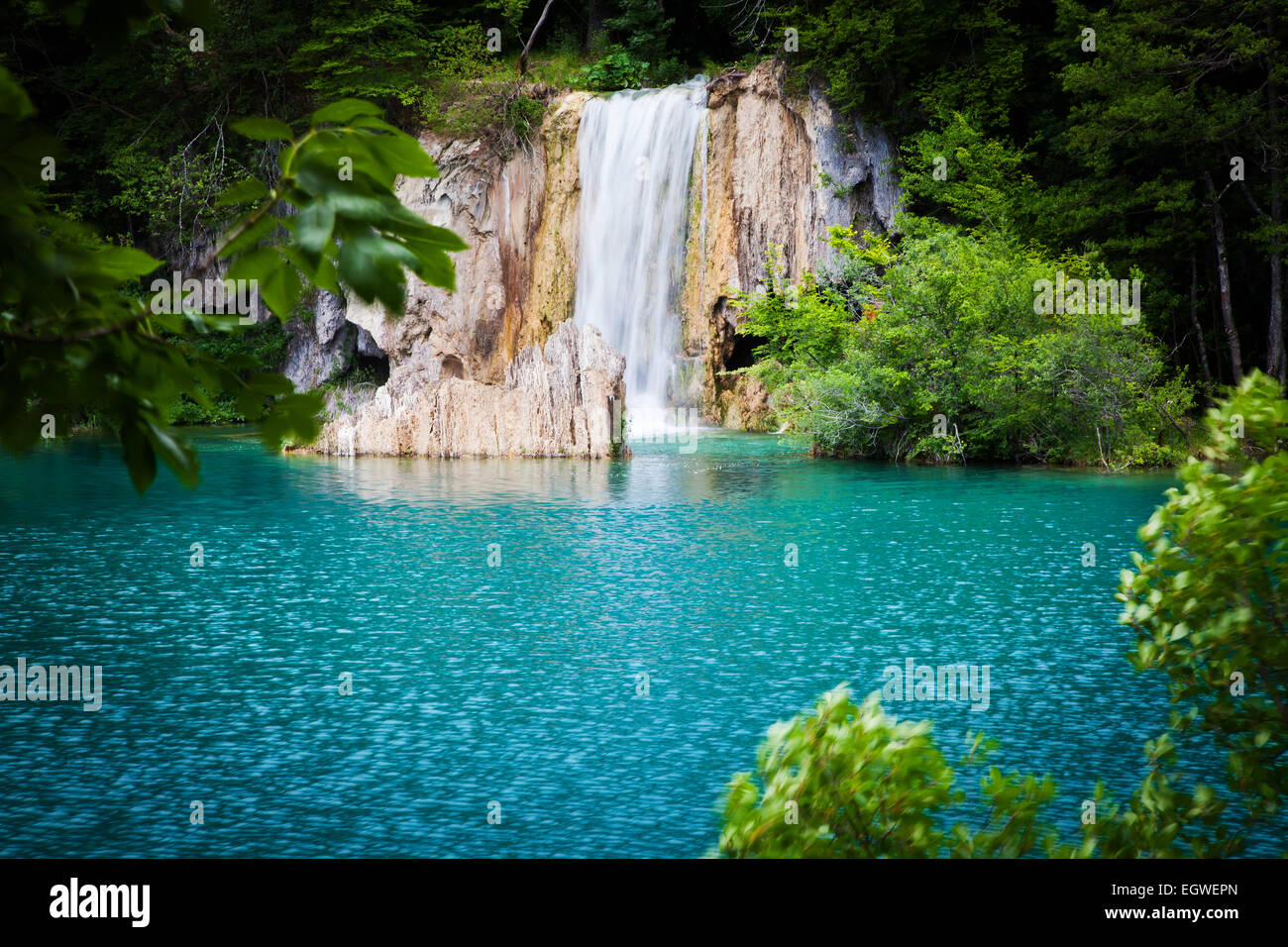 Vista estiva di belle cascate del Parco Nazionale dei Laghi di Plitvice, Croazia Foto Stock