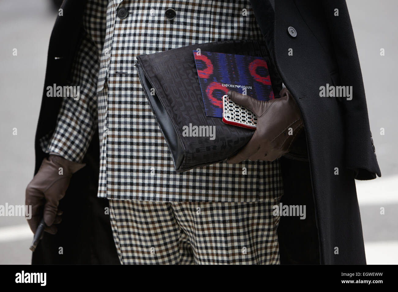 L'uomo pone per i fotografi prima di Emporio Armani mostrano la Fashion Week di Milano il giorno 3, Autunno/Inverno 2015/2016 street style Foto Stock