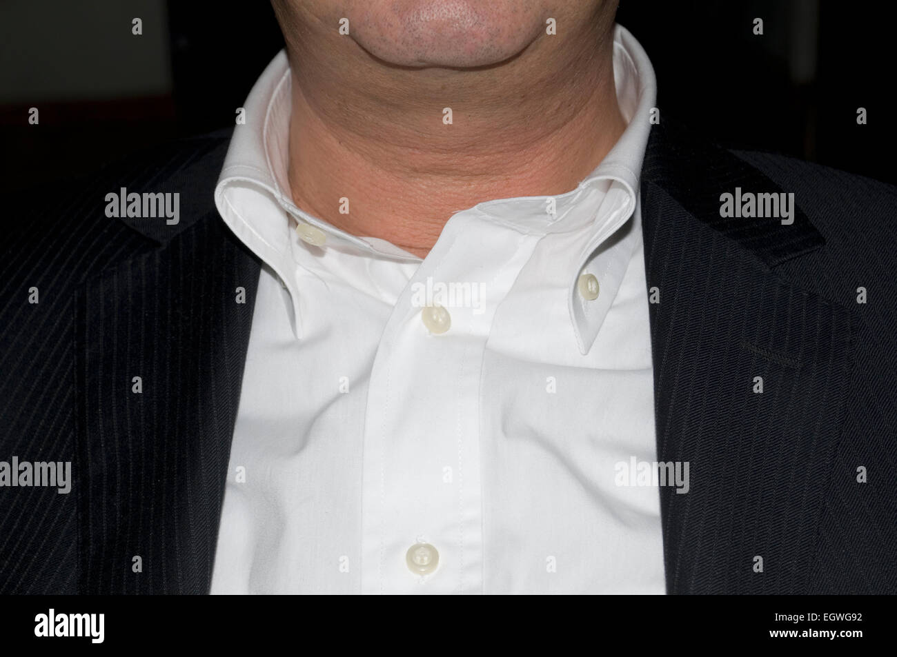 Uomo con giacca nera e una camicia bianca Foto stock - Alamy