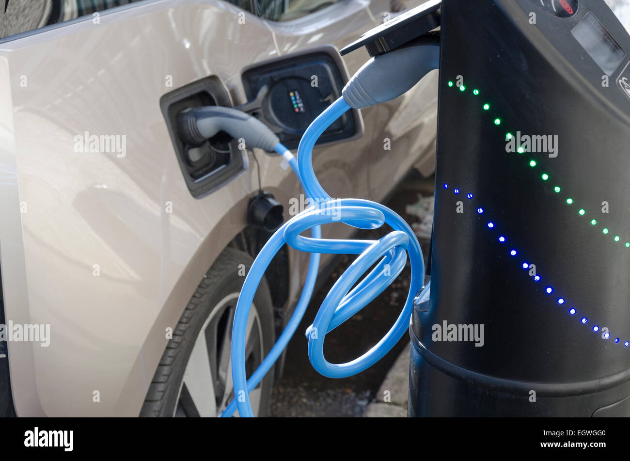 Auto elettrica veicolo elettrico su strada in carica. Londra, Regno Unito Foto Stock