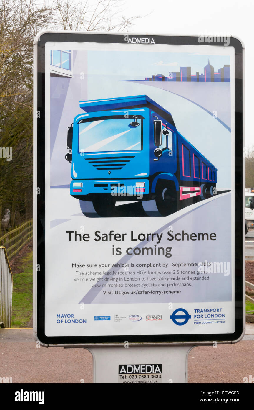 Un poster di pubblicizzare il più sicuro lo schema di camion per proteggere i ciclisti e i pedoni che entra in vigore il 1 settembre 2015. Foto Stock