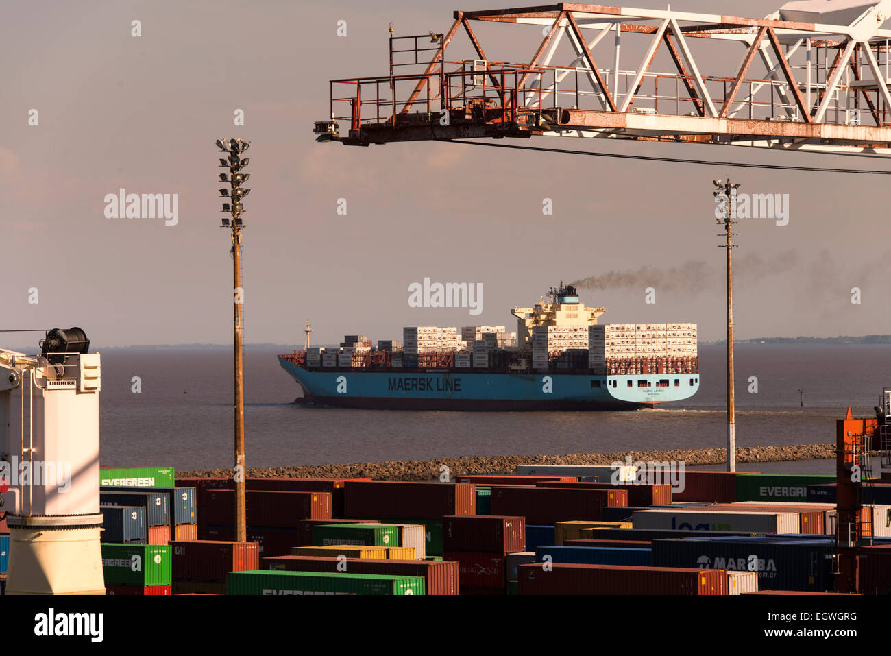 Contenitore ISO nave Ms Maesk Lavras lasciando Buenes Aires voce nel fiume estuario della piastra Foto Stock