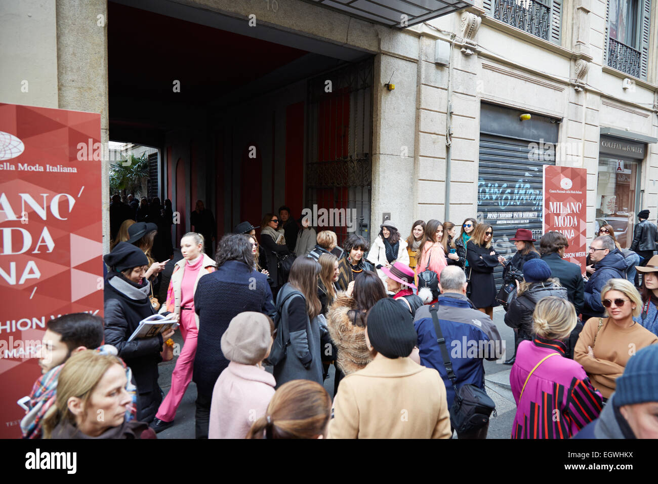 Milano - 27 febbraio: persone in attesa prima di Iceberg mostrano la Fashion Week di Milano il giorno 3, Autunno/Inverno 2015/2016 street style in febbraio Foto Stock