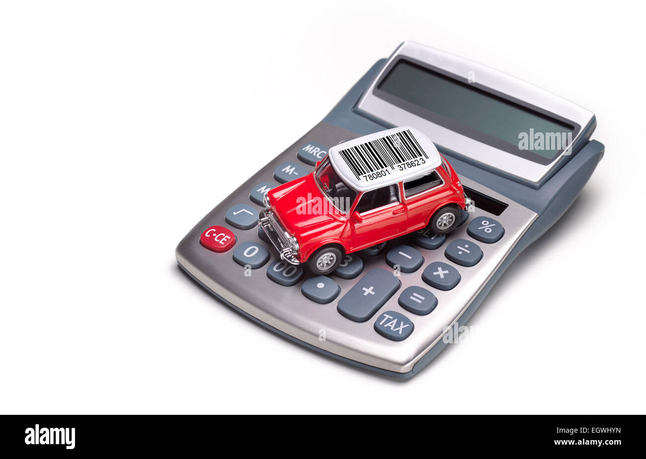 Il costo di acquisto di un auto, costo dell'automobilismo, auto rossa ripresa dall'alto sulla calcolatrice su sfondo bianco Foto Stock