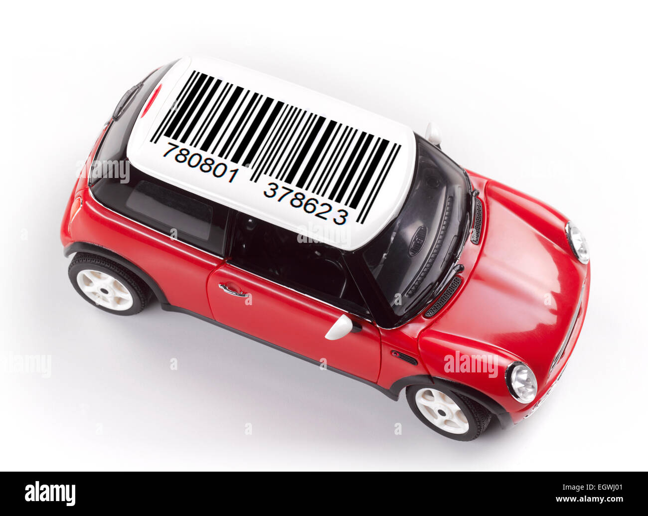 Il costo di acquisto di un auto, costo dell'automobilismo, rosso toy , auto girato dal di sopra su bianco Foto Stock