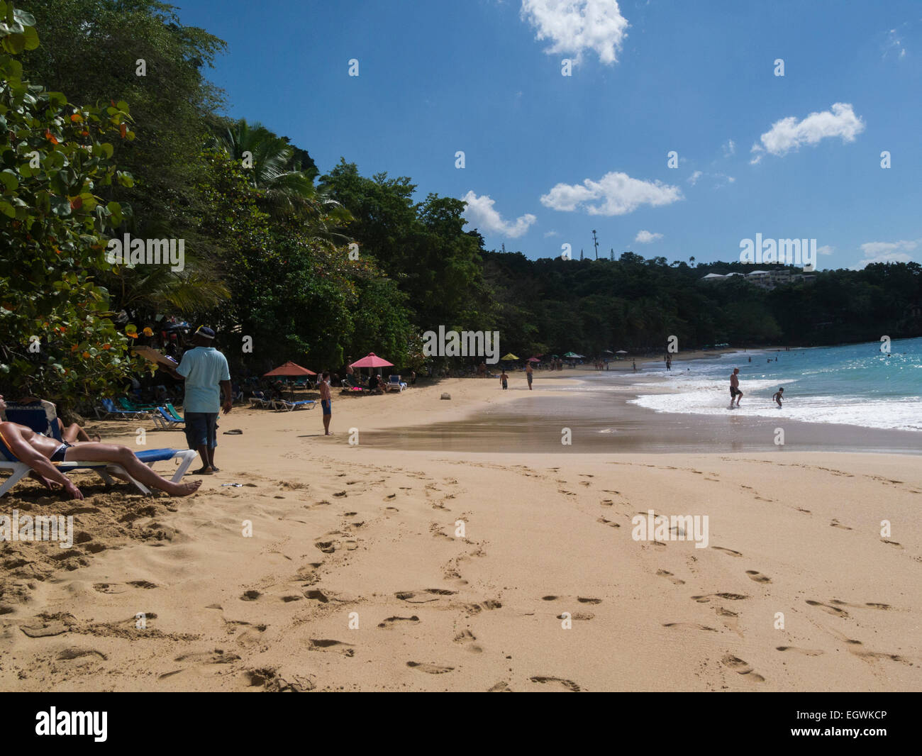 Vista lungo la famosa spiaggia pubblica di Playa de Sosua Repubblica Dominicana persone in vacanza su bella giornata invernale Foto Stock