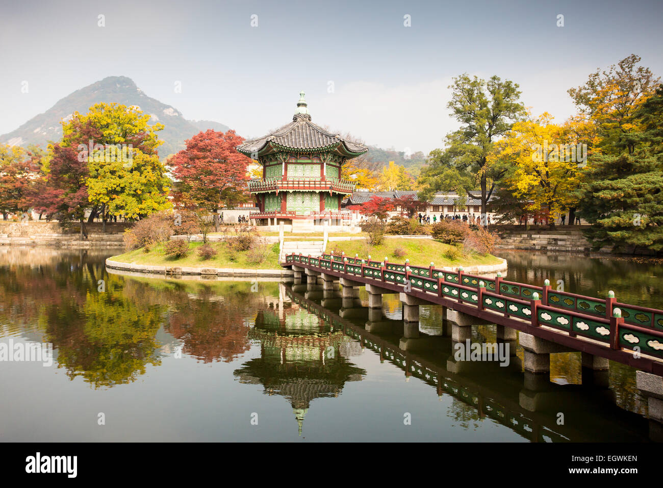 Gyeongbokgung Palace e i suoi giardini in una bella giornata autunnale a Seul, in Corea del Sud. Foto Stock Gyeongbokgung Palace e i suoi giardini in una bella giornata autunnale a Seul, in Corea del Sud. Foto Stock
