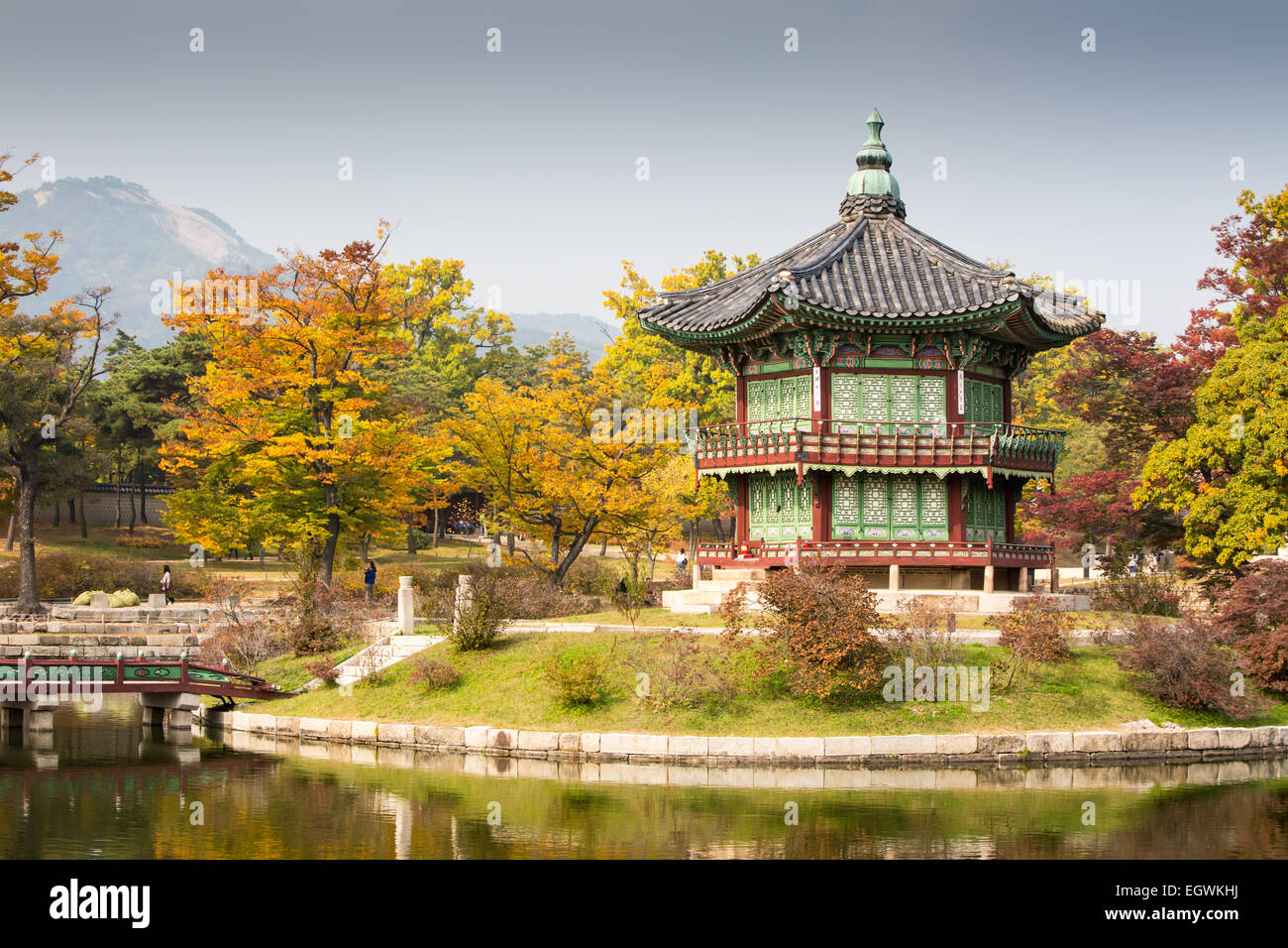 Gyeongbokgung Palace e i suoi giardini in una bella giornata autunnale a Seul, in Corea del Sud. Foto Stock Gyeongbokgung Palace e i suoi giardini in una bella giornata autunnale a Seul, in Corea del Sud. Foto Stock