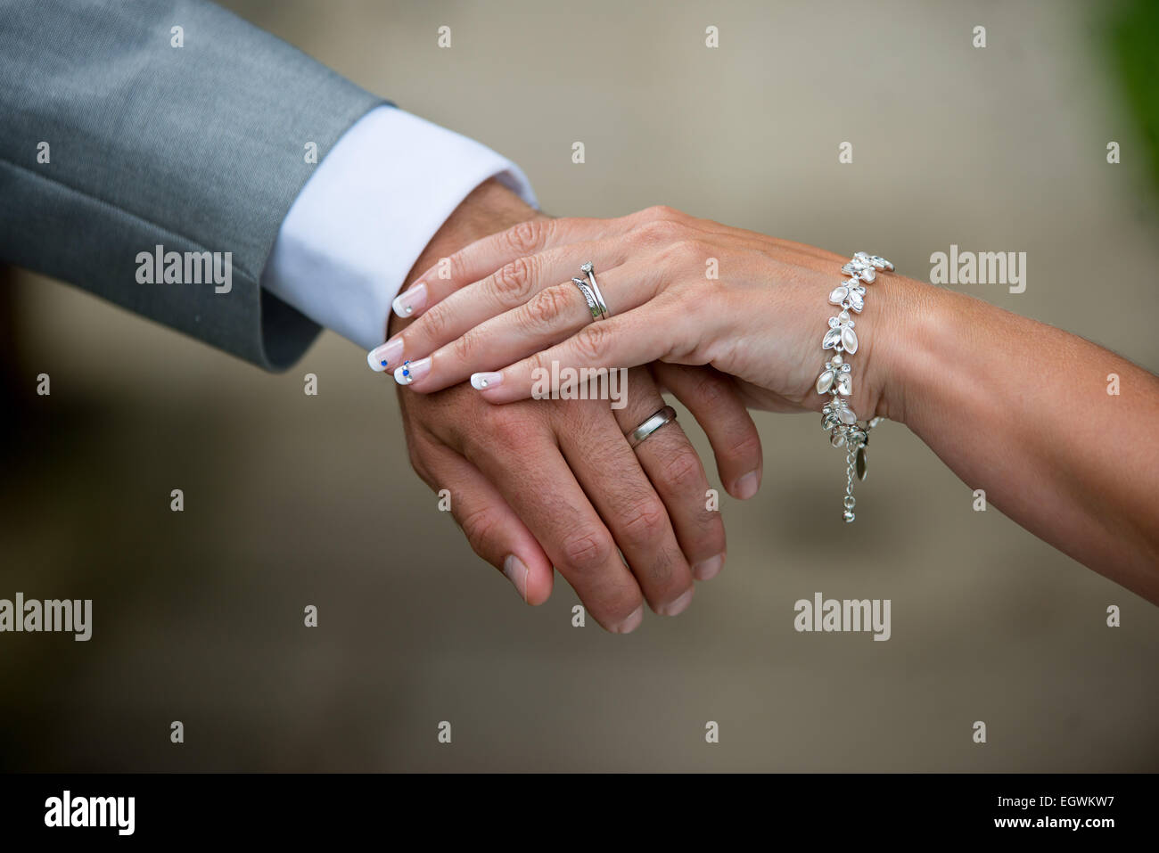 Recentemente una coppia sposata tenere le mani in mostra il loro anelli appena completato i loro voti e diventare il marito e la moglie. Foto Stock