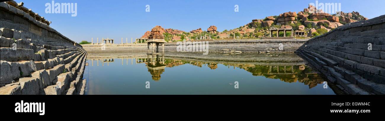 Antica piscina di acqua in Hampi, India Foto Stock