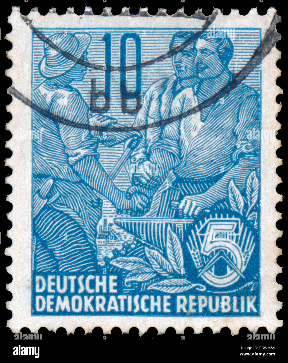 Memoria DDR - circa 1955: un timbro stampato nella DDR, mostra il contadino, lavoratore, intellettuali, serie piano quinquennale, circa 1955 Foto Stock