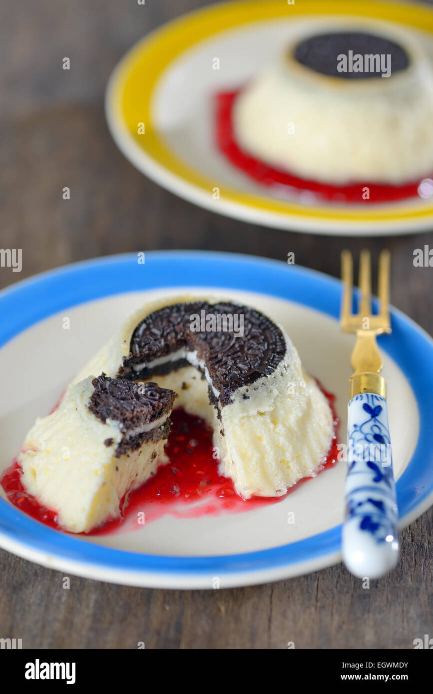 Mini Cheesecake con biscotti e lamponi Foto Stock