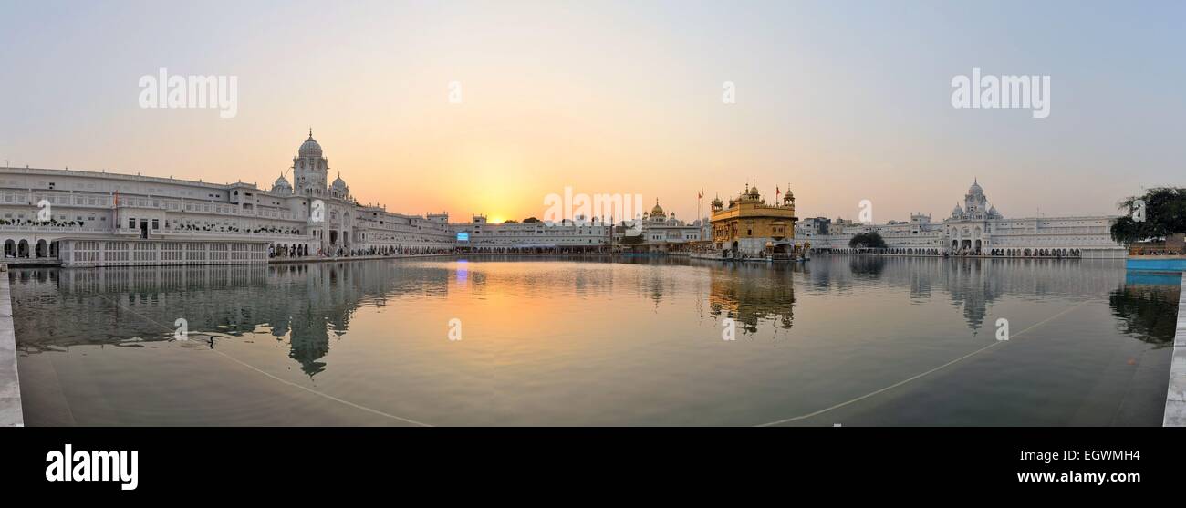 La religione sikh santo tempio d'oro di Amritsar Punjab, India Foto Stock
