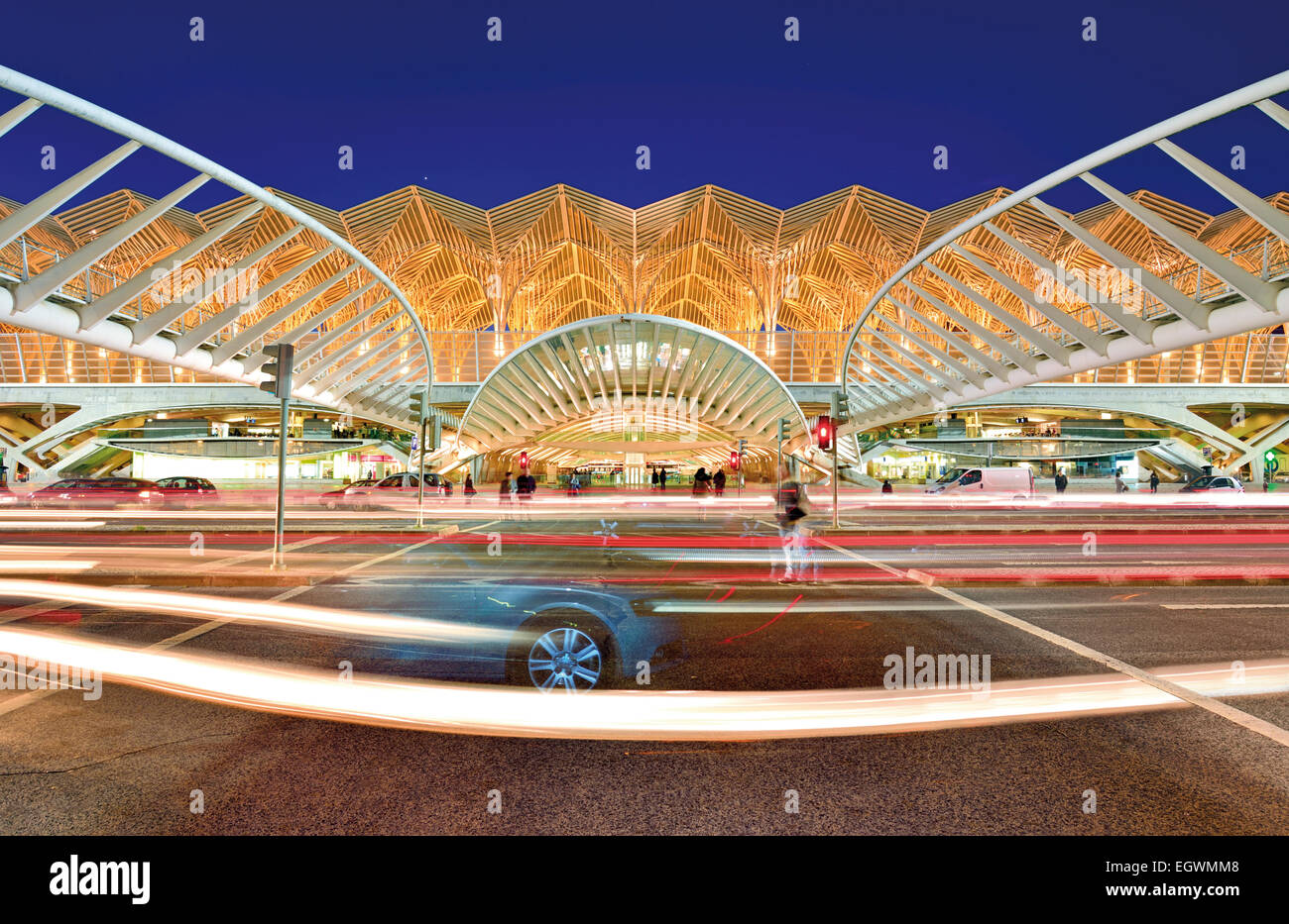 Il portogallo Lisbona: notturno stazione illuminata Garé do Oriente a Nation's Park Foto Stock