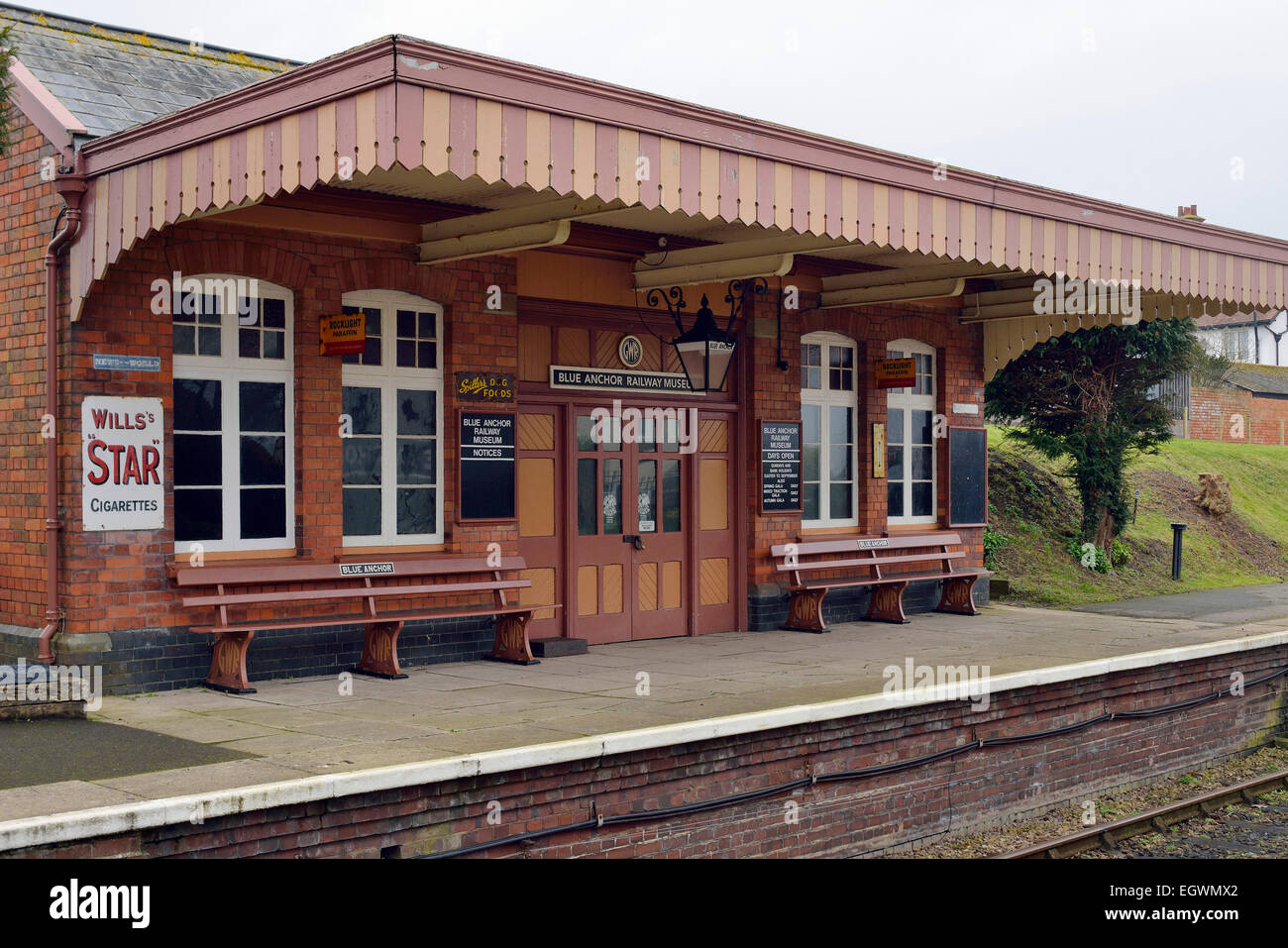 Stazione di vecchi edifici, ora Blue Anchor Museo Ferroviario West Somerset Railway Foto Stock