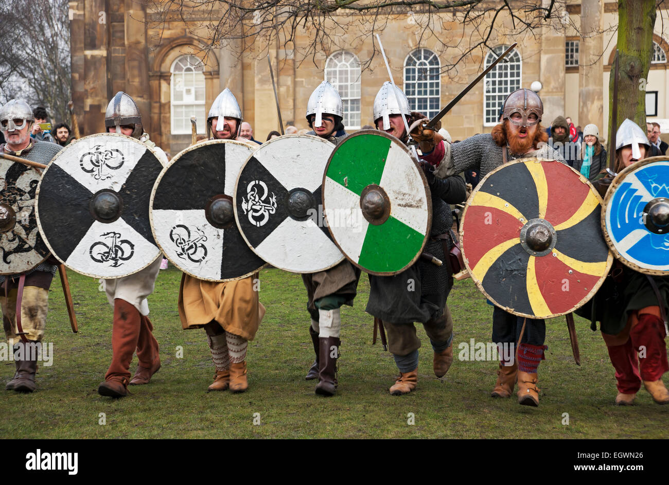 Primo piano dei guerrieri vichinghi in costume medievale al Jorvik Viking Festival York North Yorkshire Inghilterra Regno Unito GB Gran Bretagna Foto Stock