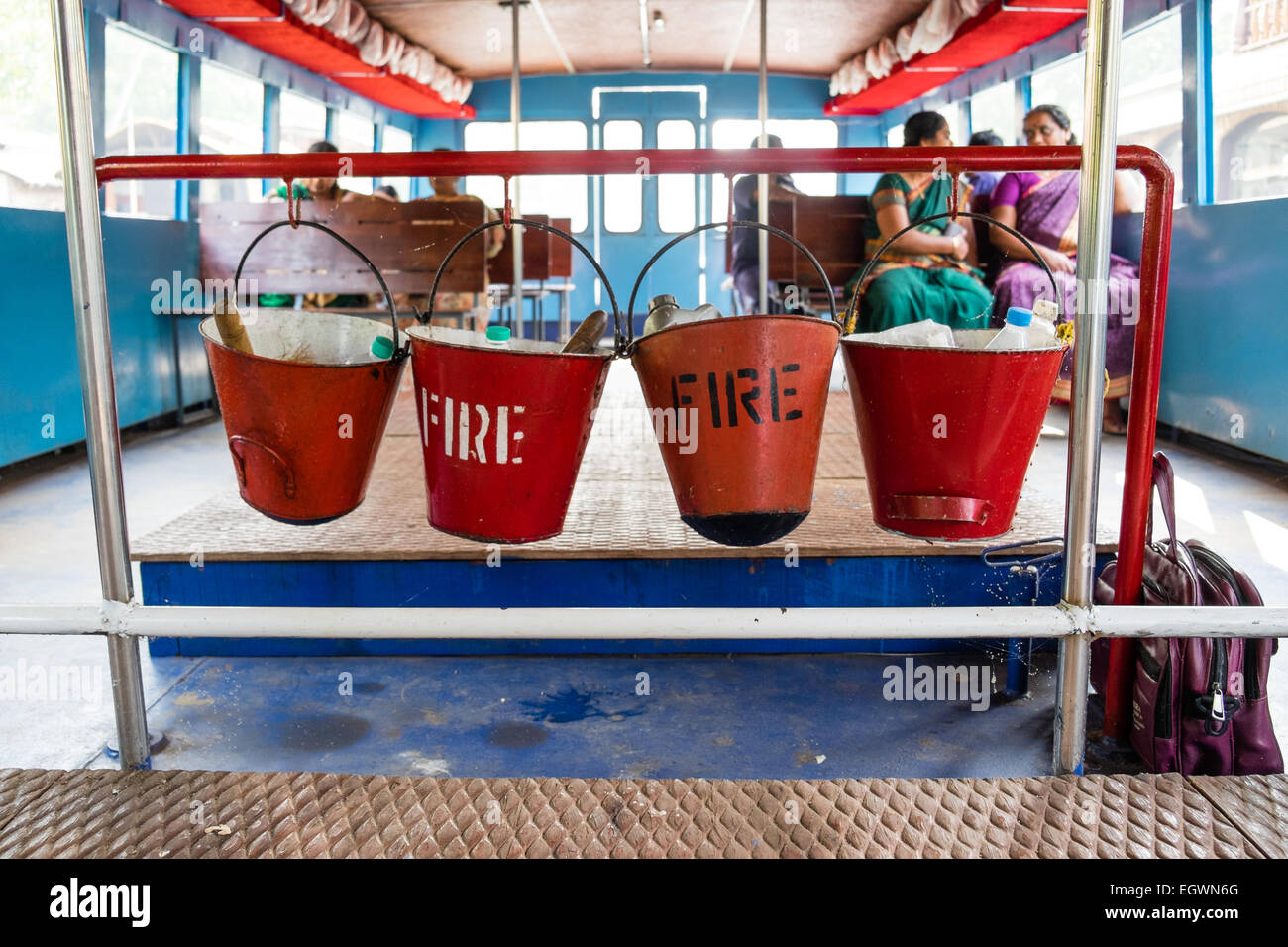 La salute e la sicurezza precauzioni antincendio su un traghetto indiano di Alleppey, Kerala, India Foto Stock