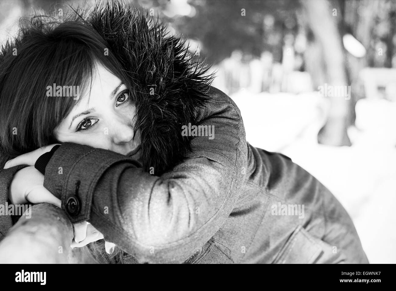 Closeup ritratto di una donna graziosa in inverno in scala di grigi Foto Stock
