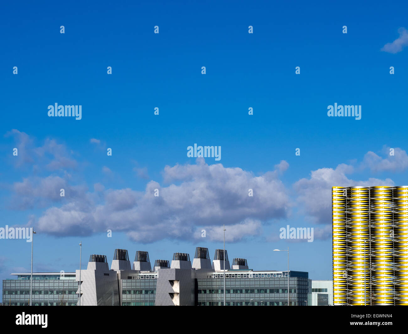 Cambridge Biomedical Campus - MRC Laboratory of Molecular Biology sulla sinistra e un moderno parcheggio sulla destra, Cambridge UK. Foto Stock