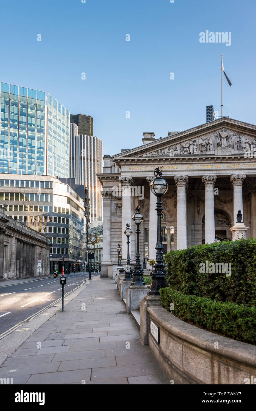 Vedute Threadneedle Street con la Banca di Inghilterra sulla sinistra, il Royal Exchange sulla destra e la torre 42 nel centro Foto Stock