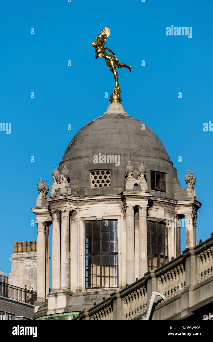 Shakespeare's Ariel, lo spirito di aria dalla tempesta è una statua dorata sopra la banca di Inghilterra su angolo di Tivoli Foto Stock