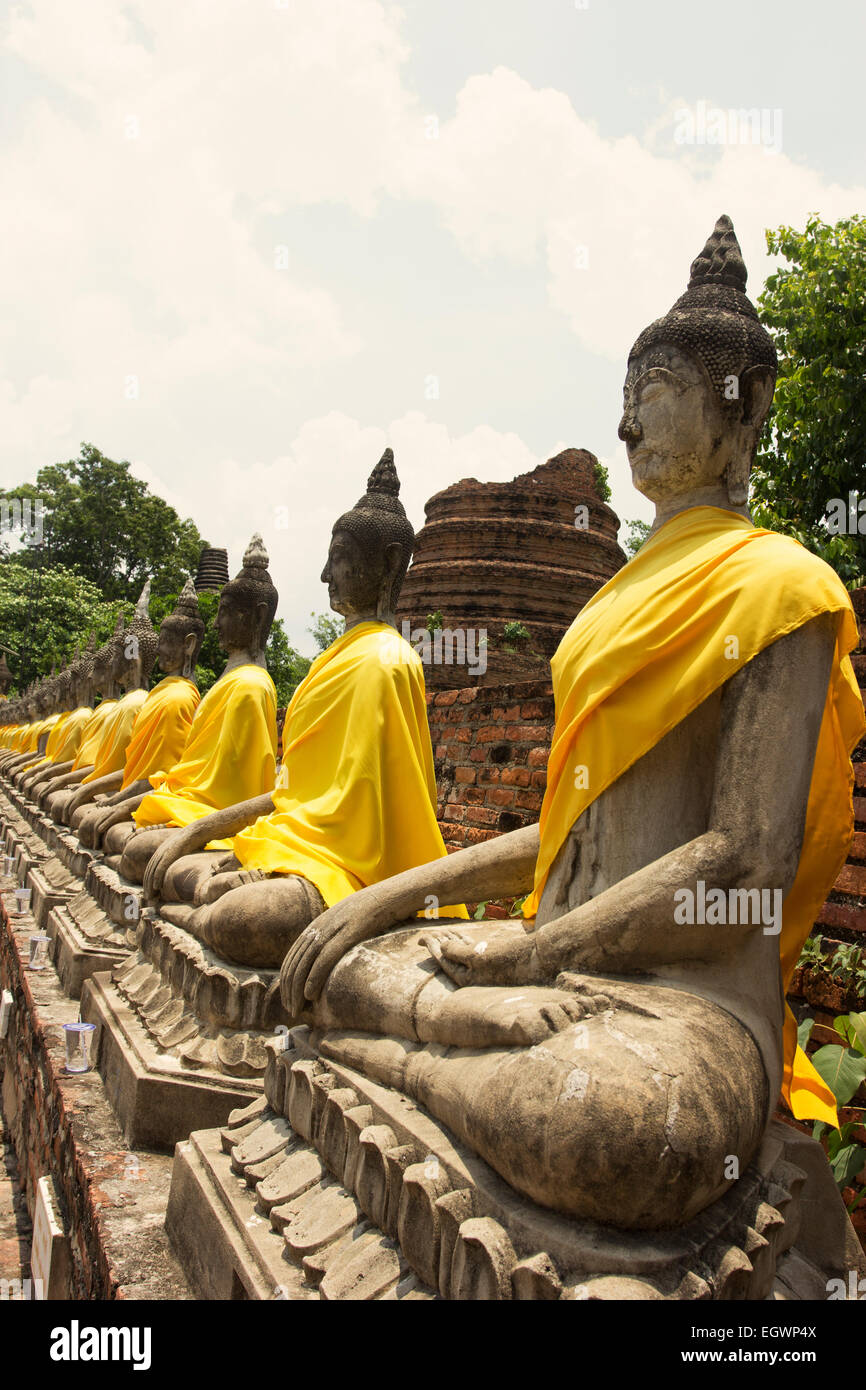 Righe di immagini del Buddha in Wat Yai Chai Mongkol in Ayutthaya in Thailandia Foto Stock