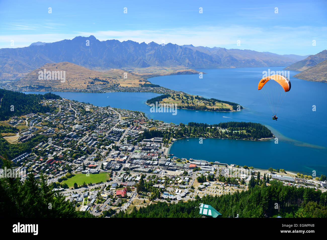 Vista di Queenstown sull'Isola del Sud della Nuova Zelanda, soprannominata la capitale dell'avventura del mondo. Foto Stock