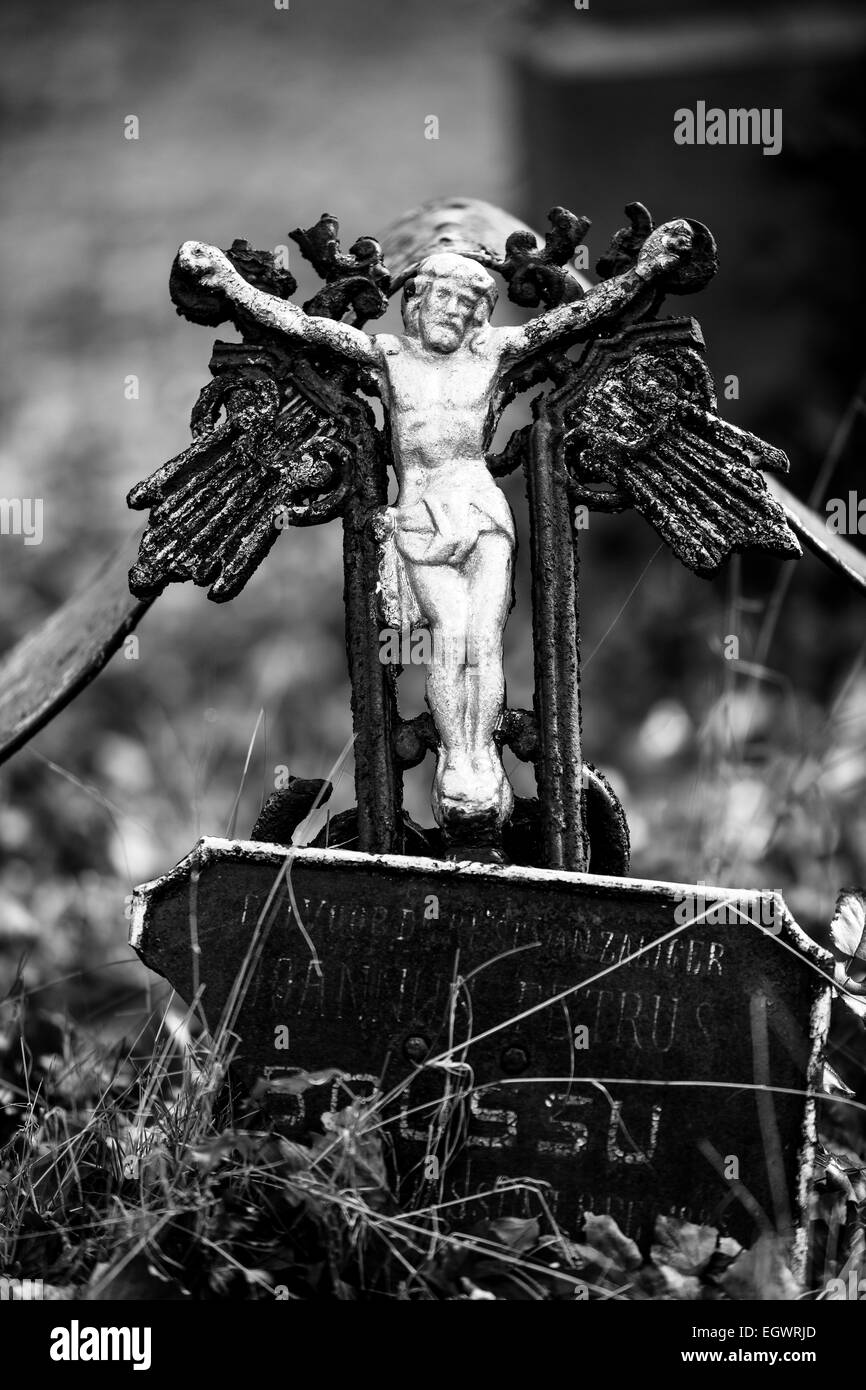 Vecchio e rotto croce di metallo al cimitero monocromatico Foto Stock