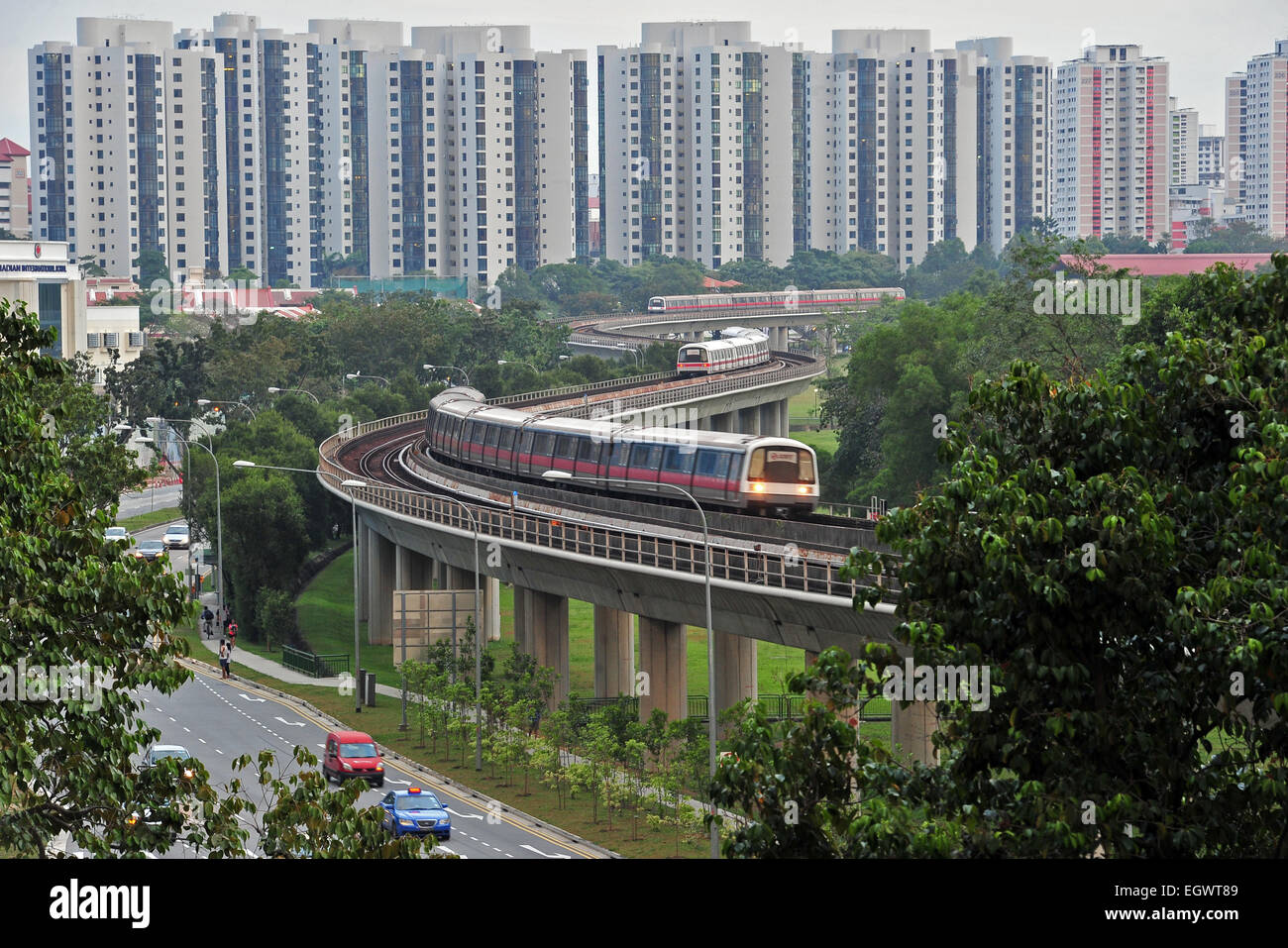 (150303) -- SINGAPORE, 3 marzo 2015 (Xinhua) -- metropolitana raggrinzirsi tra stazione di Lakeside e giardino cinese dalla stazione di Singapore, 3 marzo 2015. Una via anomalia lungo Singapore Mass Rapid Transit (MRT) sistema a Clementi stazione lungo la East West line martedì ha causato un raggrinzimento di treni sulle vie e allungamento dei viaggi in treno dalla stazione di Clementi per Joo Koon stazione. (Xinhua/quindi Chih Wey) Foto Stock