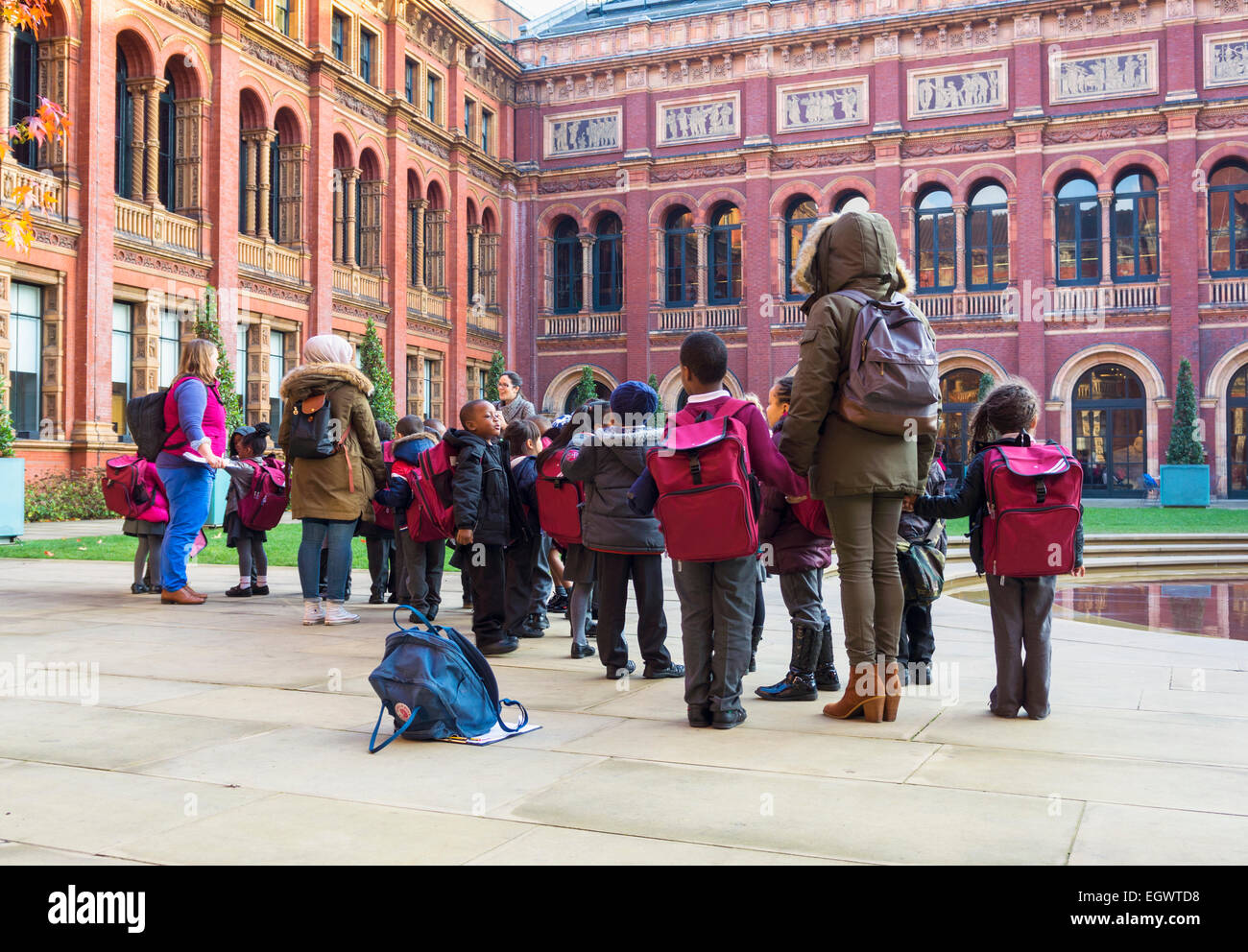 I bambini della scuola elementare in gita scolastica presso il Victoria and Albert Museum di Londra, Inghilterra, Regno Unito Foto Stock