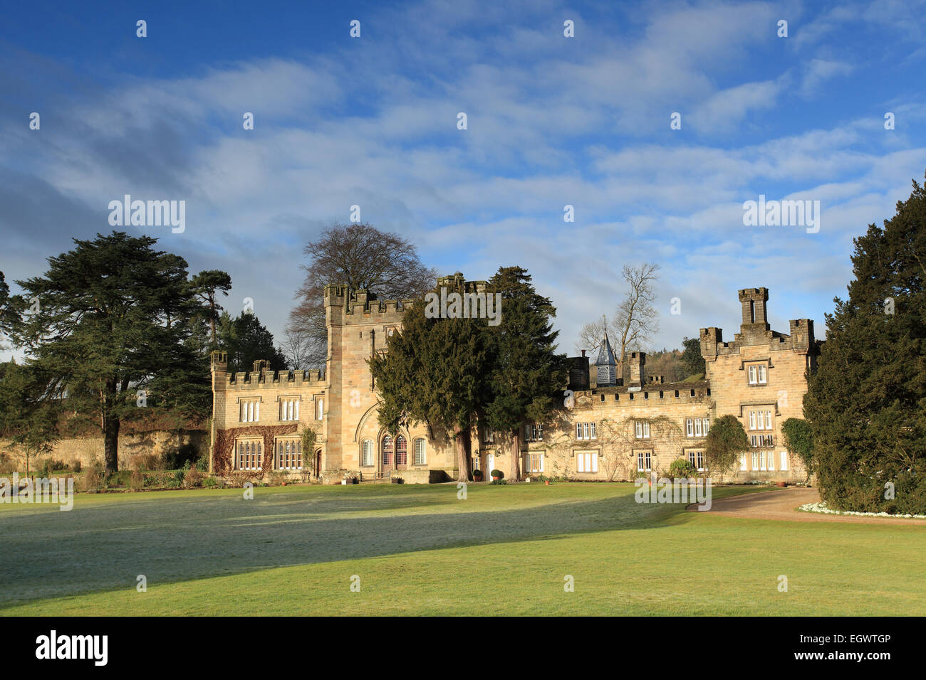 Bolton Abbey Hall, un maniero ornato a Bolton Abbey. Si trova vicino alla rovinata Priory a Wharfedale, North Yorkshire. Foto Stock