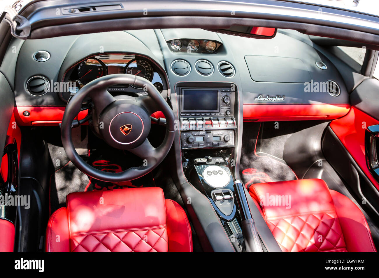 Interno di un 2012 Lamborghini Huracan in rosso e bacl cuoio Foto Stock