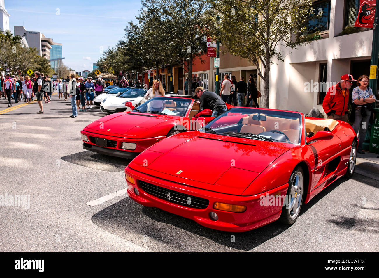 Italiano rosso Ferrari auto sportive sul display all'esotico car show nel centro di Sarasota FL Foto Stock