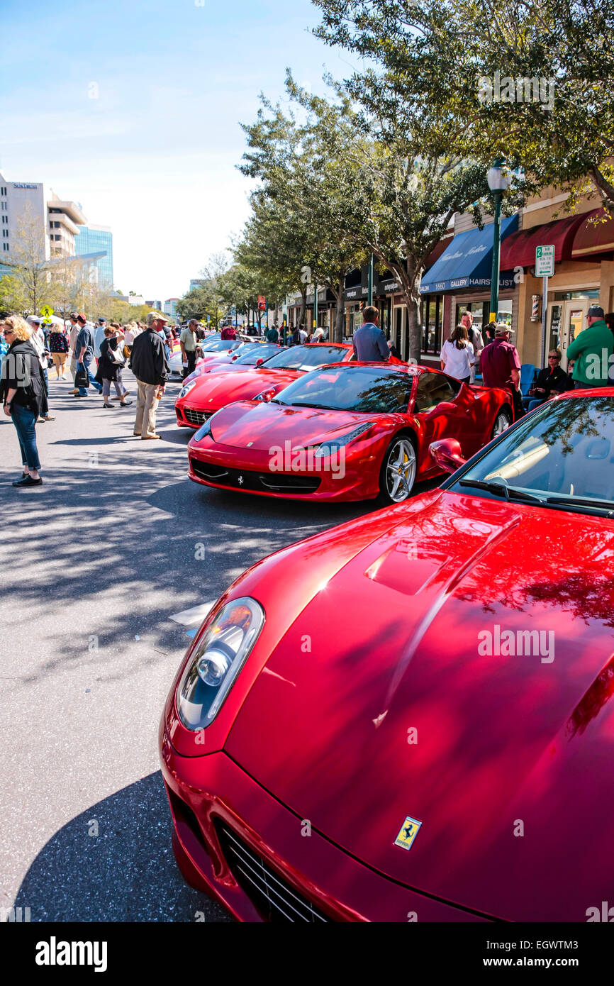 Italiano rosso Ferrari auto sportive sul display all'esotico car show nel centro di Sarasota FL Foto Stock