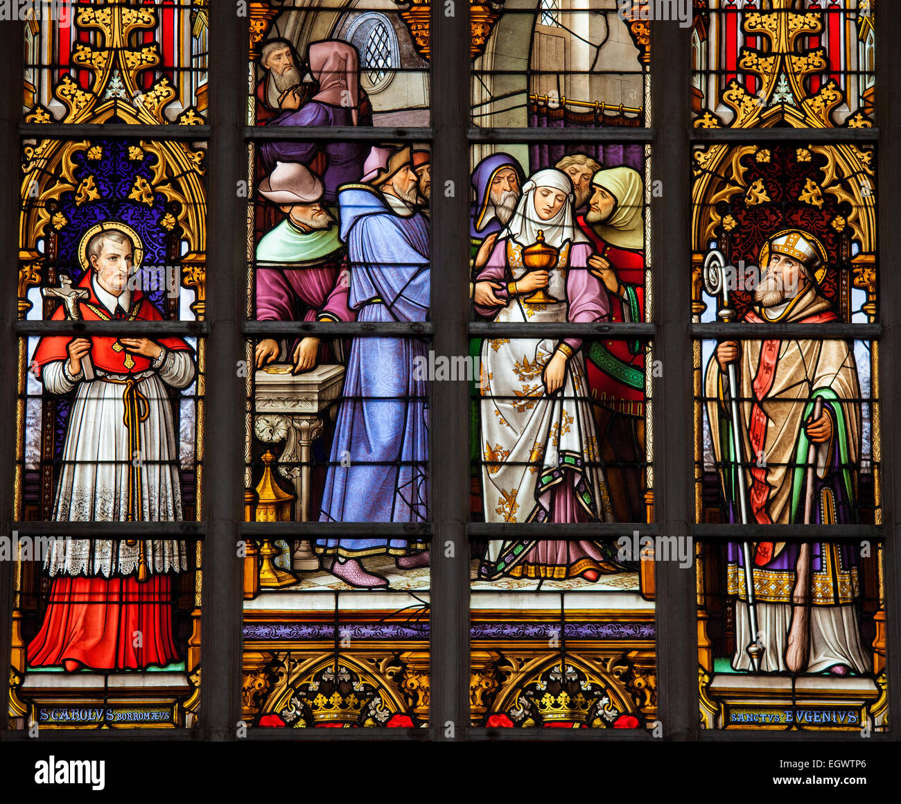 Vetrata raffigurante San Carolus Borromeus, San Eugenio e santo non identificato nella Cattedrale di Bruxelles Foto Stock