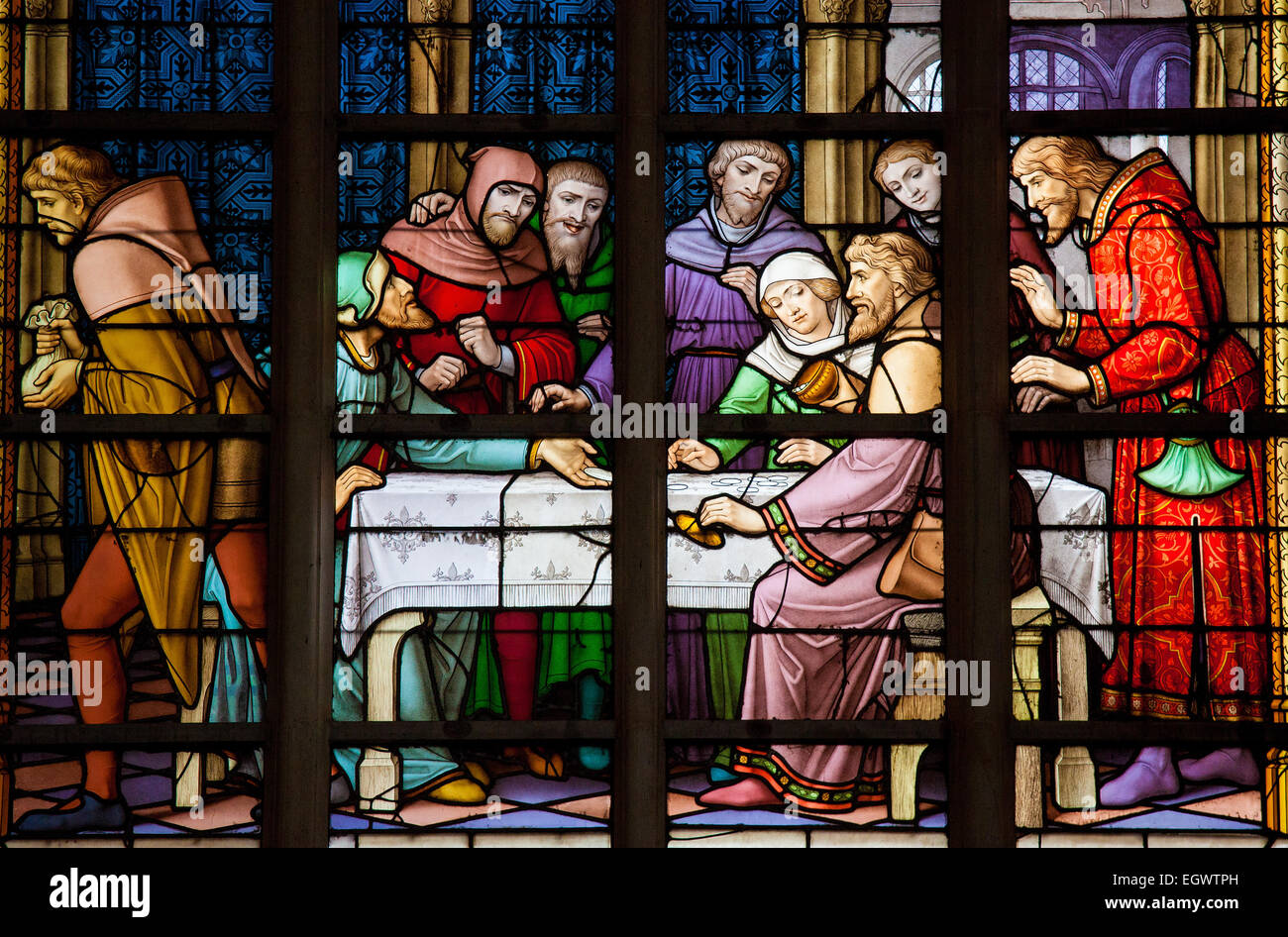 Vetrata raffigurante la leggenda antisemitic di ebrei rubare pane sacramentale, nella Cattedrale di Bruxelles, Belgio. Foto Stock