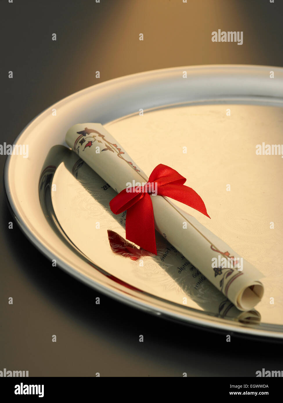 Certificato con nastro sul vassoio d'argento Foto Stock