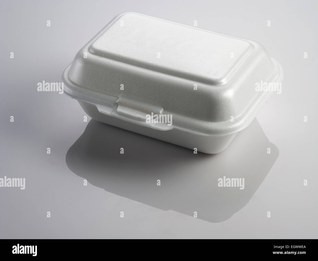Styrofoam di contenitore per alimenti con la riflessione Foto Stock