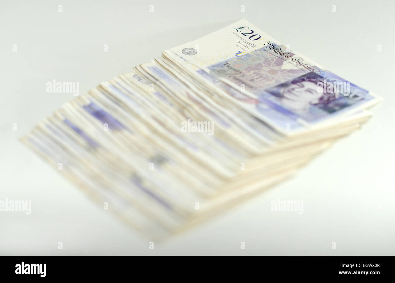 £1000 in £20 note. Una pila di 50 venti pound note facendo un grand in contanti Foto Stock
