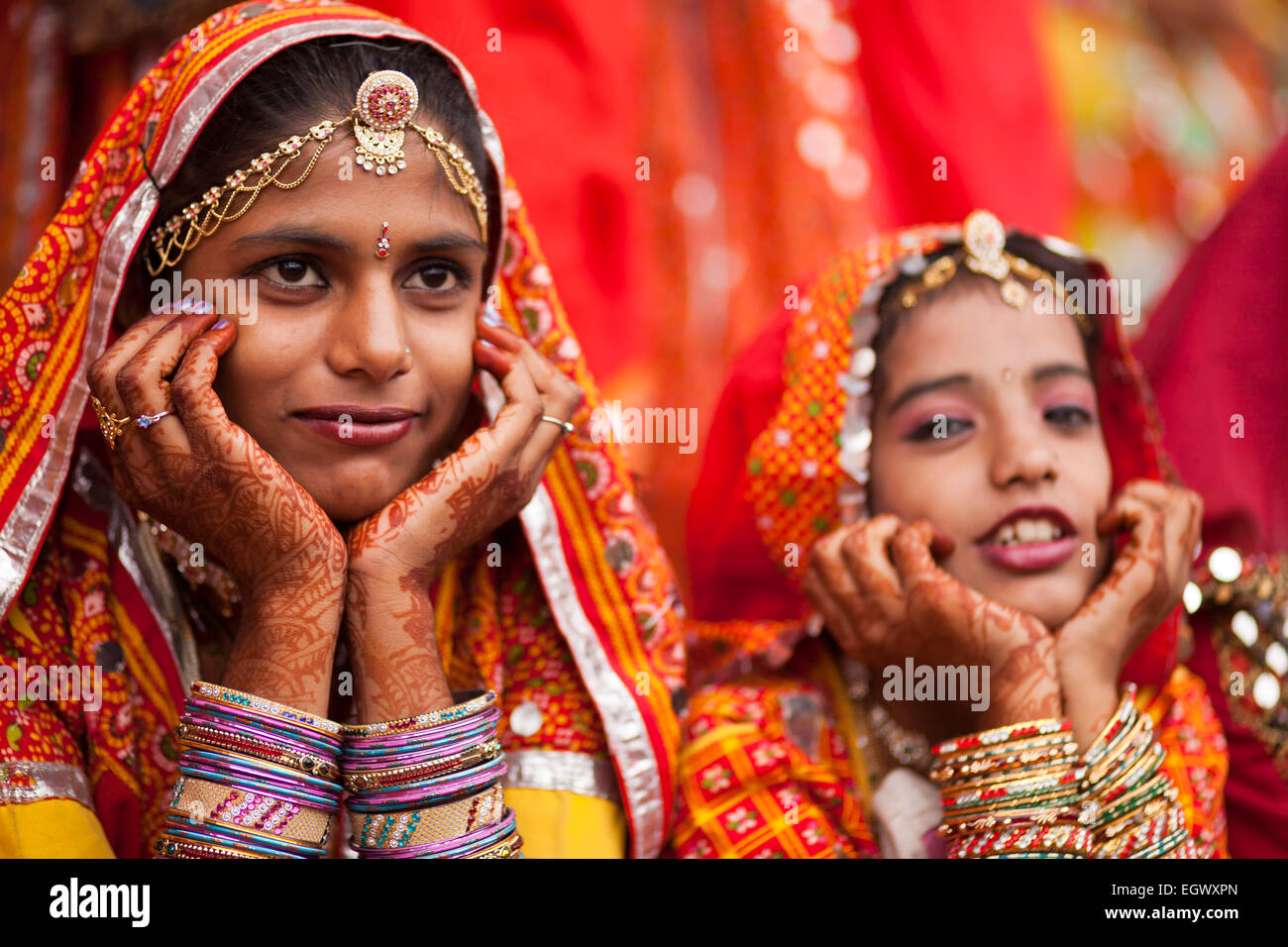 Giovane donna nella loro tipica colorato abito tradizionale al camel fair Pushkar Mela, Pushkar, Rajasthan, India, Asia Foto Stock