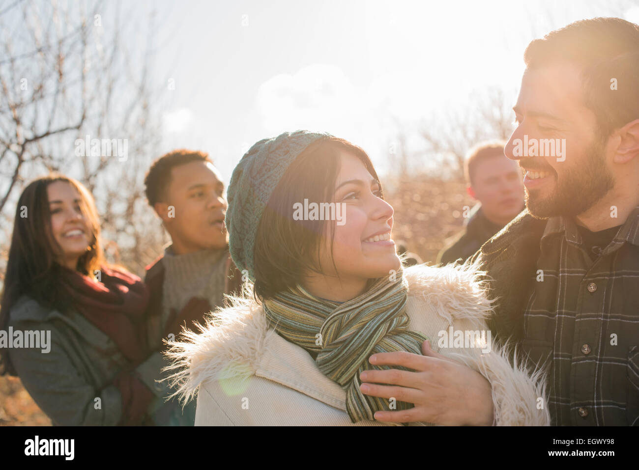 Un gruppo di amici per una passeggiata invernale. Foto Stock