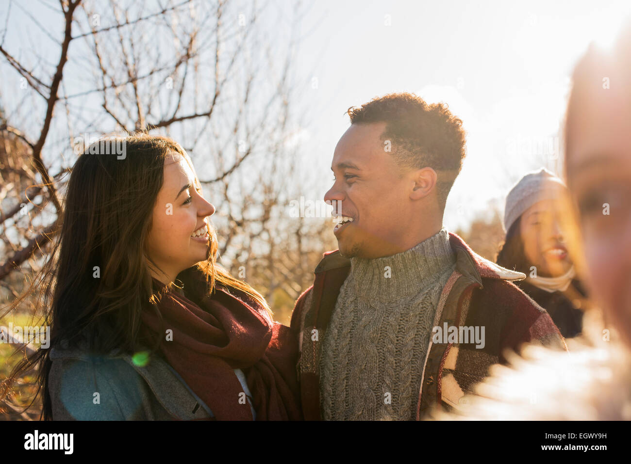 Quattro persone, amici all'aperto su una passeggiata invernale. Foto Stock