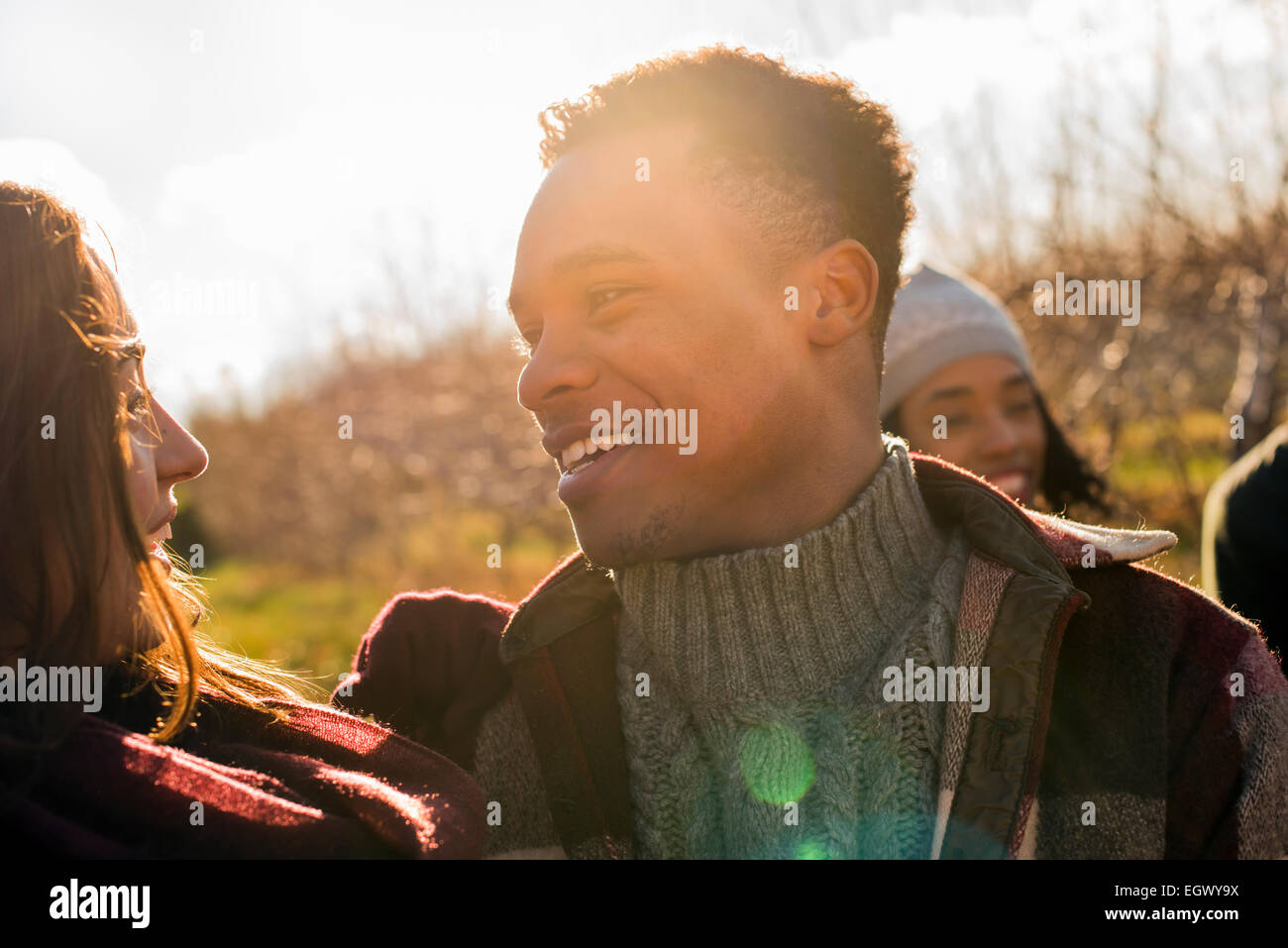 Un gruppo di tre amici all'aperto su una passeggiata invernale. Foto Stock
