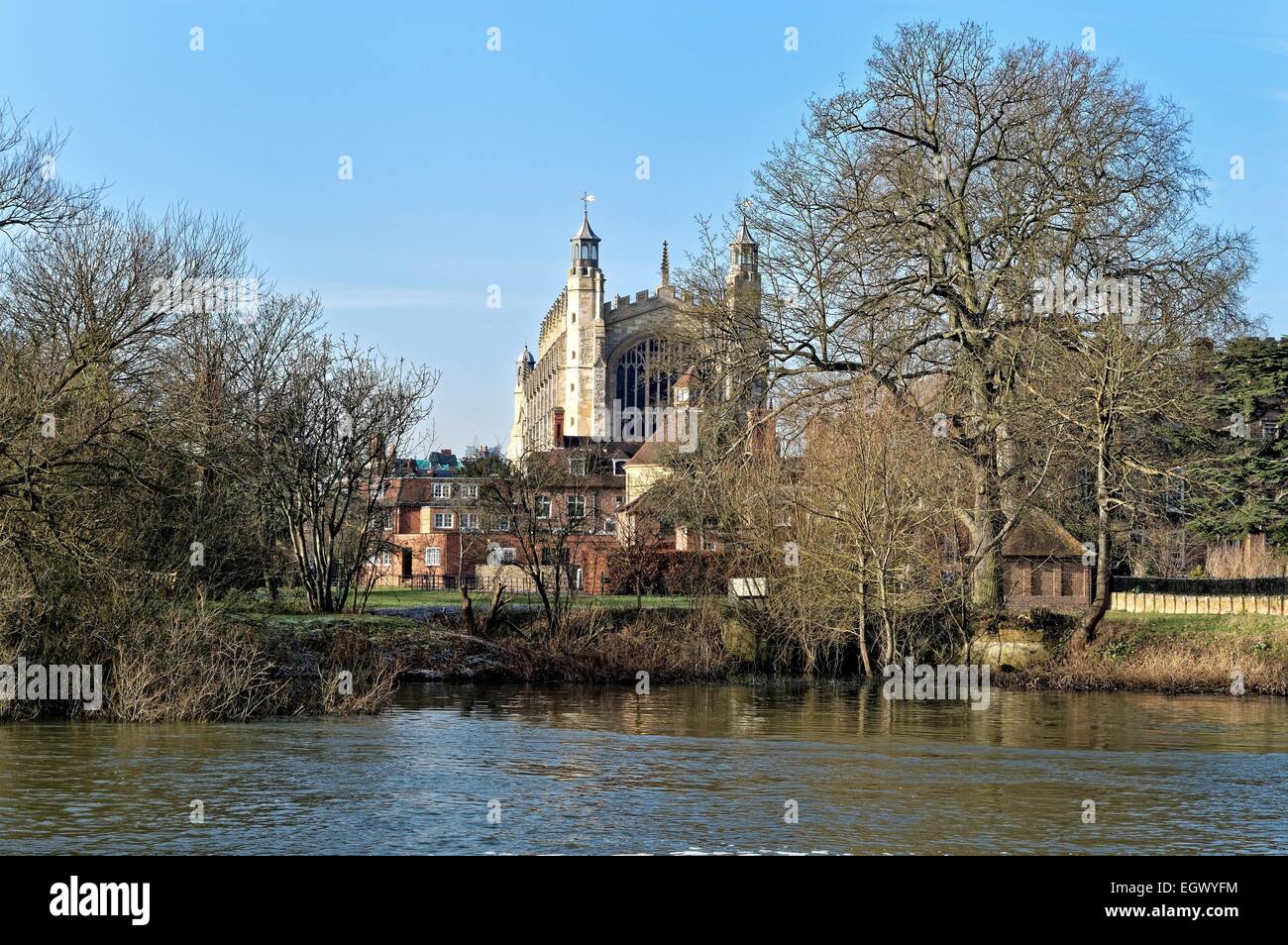 Eton College Chapel con il fiume Tamigi in primo piano Foto Stock