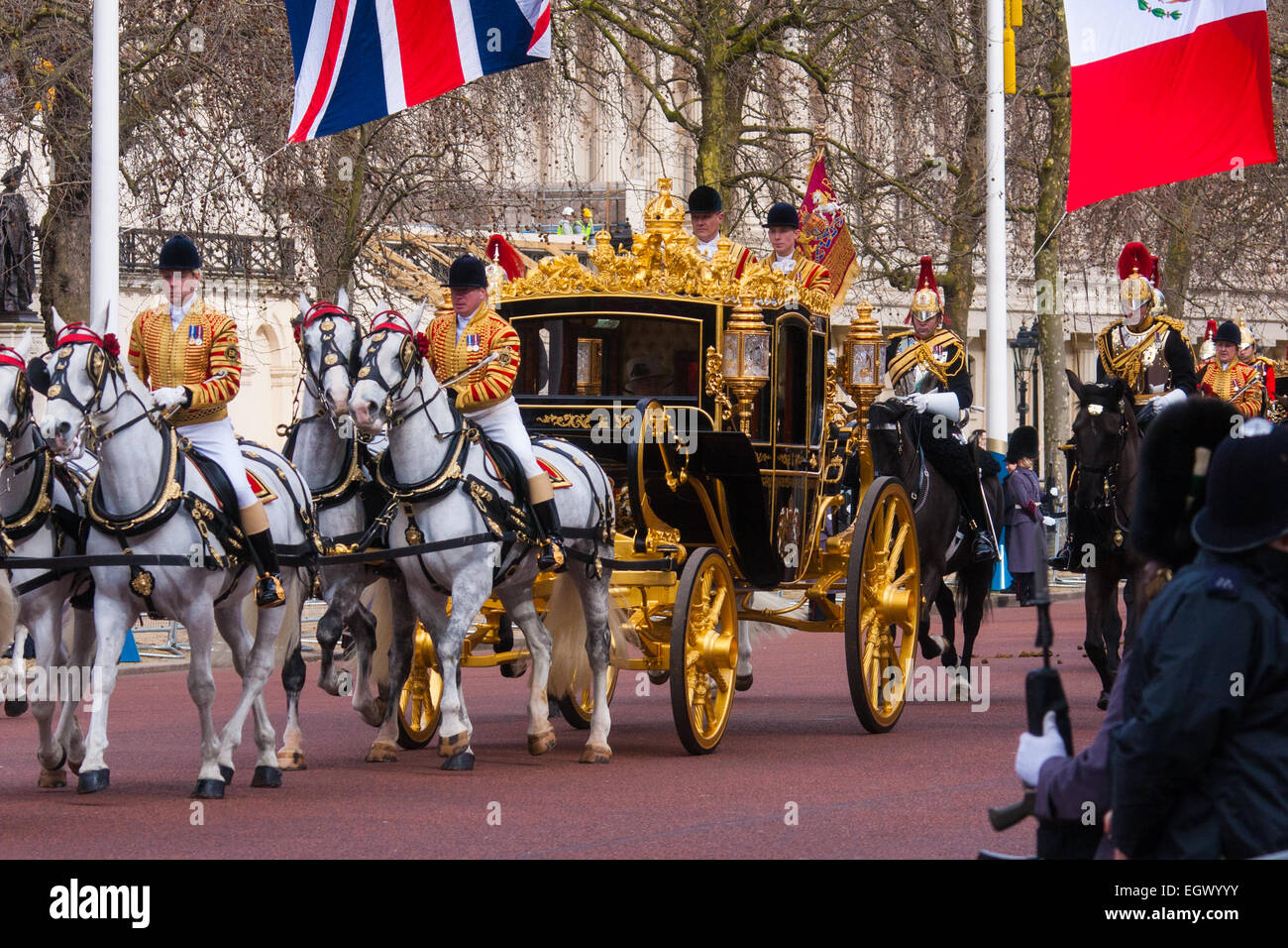 Londra, Regno Unito. 3 Marzo, 2015. Il Presidente messicano Enrique Peña Nieto viaggi con Sua Maestà la Regina e di altri membri della Famiglia Reale da stato carrello lungo il viale verso un pranzo a Buckingham Palace dopo una cerimonia di benvenuto a Horseguards Parade. Nella foto: Sua Maestà la Regina Elisabetta II viaggia con il presidente messicano Enrique Peña Nieto nello stato carrello. Credito: Paolo Davey/Alamy Live News Foto Stock