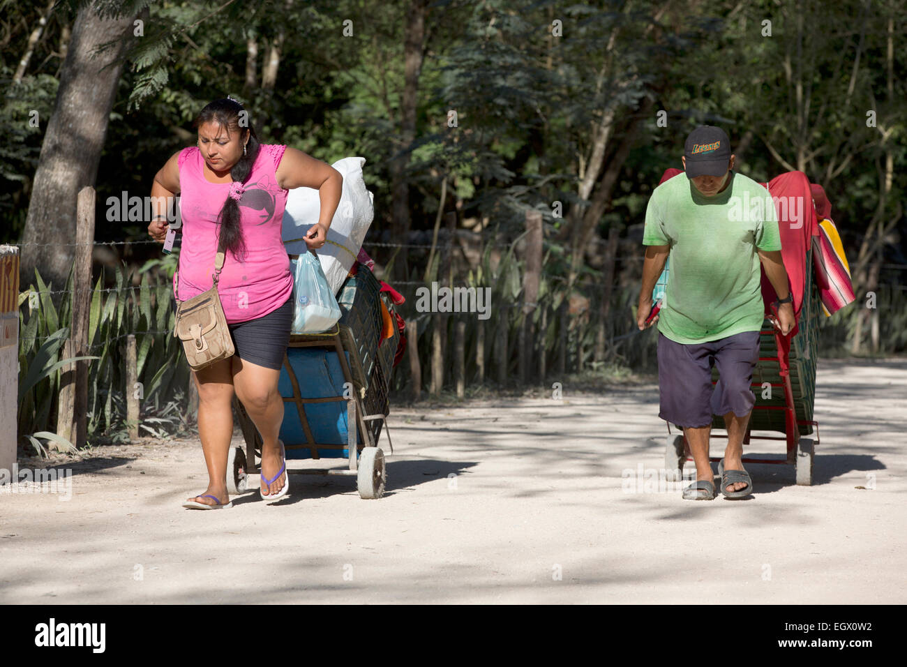 I venditori di souvenir a piedi per impostare la loro mercanzia in Chichen Itza, Yucatan, Messico Foto Stock