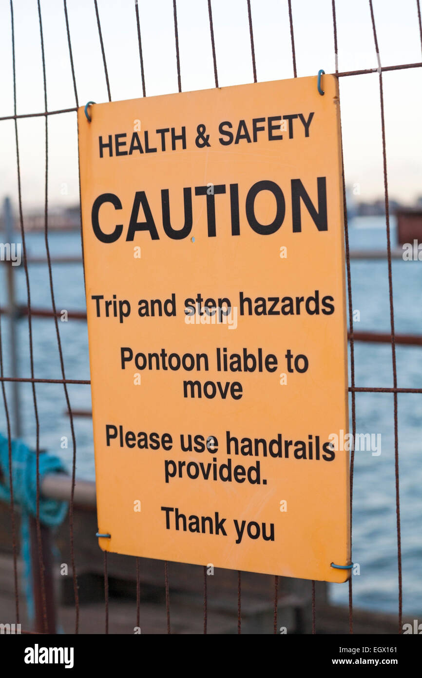 Salute & Sicurezza attenzione avviso da Pier a Hythe, Hampshire, Regno Unito Foto Stock