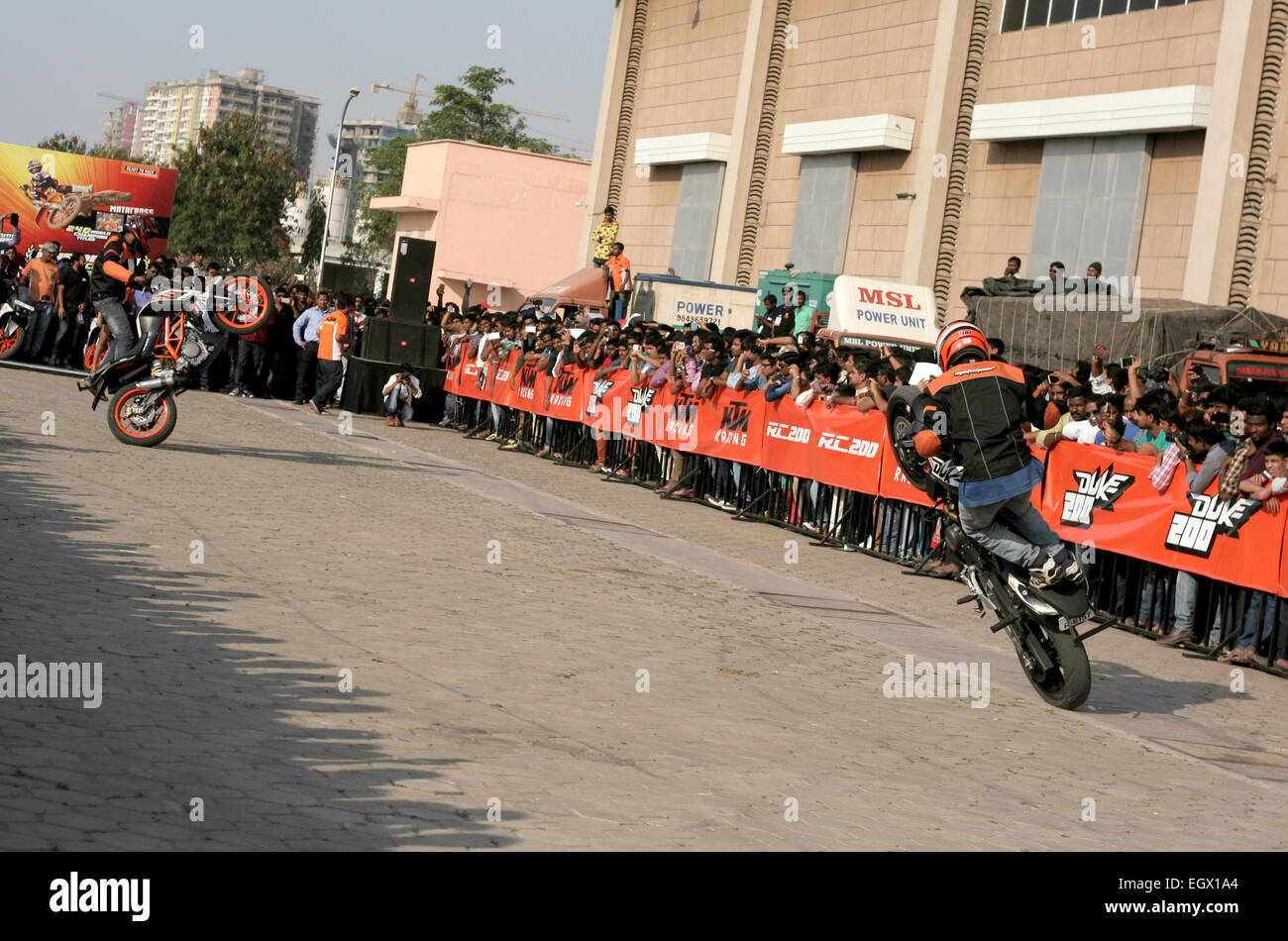 I motociclisti KTM bikers eseguire acrobazie durante l'Hyderabad International auto expo on gennaio 1,2000 a Hyderabad, India. Foto Stock